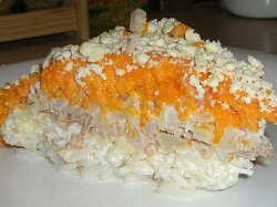 Слоеный салат «Мимоза» с рыбой и рисом