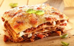 Мясная лазанья с томатным соусом и итальянскими травами