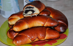 Классические рогалики из дрожжевого теста с маком