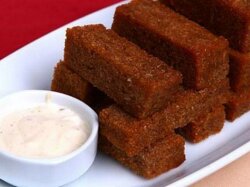 Чесночные гренки из ржаного хлеба на сковороде к пиву