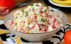 Салат с крабовыми палочками, кукурузой и болгарским перцем