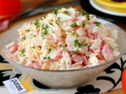 Салат с крабовыми палочками, кукурузой и болгарским перцем