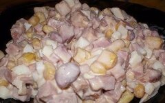 Салат из ветчины и фасоли с маринованными огурцами