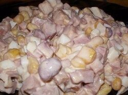 Салат из ветчины и фасоли с маринованными огурцами