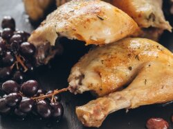 Курица с виноградом и розмарином в духовке