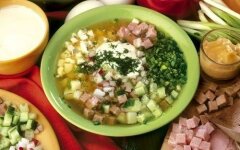 Мясная окрошка со свежим огурцом