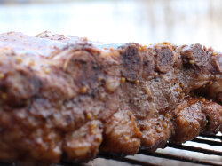 Свиные ребрышки в маринаде с медом и горчицей в фольге на углях