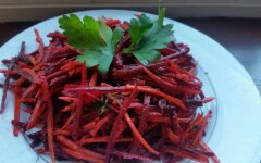 Свекольный салат с сырой морковью и черносливом
