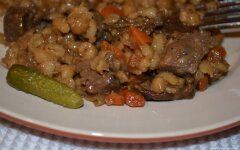 Перловка с говядиной, фасолью и копченостями