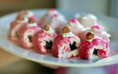 Творожные роллы с медом и фруктами