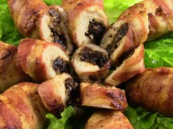 Куриные рулетики с грибами в беконе в духовке