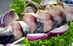 Маринованная скумбрия с чесноком в яблочном уксусе