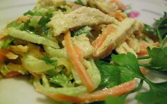 Салат из зеленой редьки с курицей и грибами