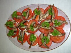 Бутерброды со шпротами, помидорами и лимоном