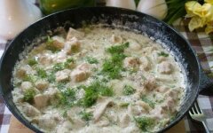 Азу из филе индейки в сметанном соусе
