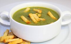 Грибной суп со шпинатом и сухариками