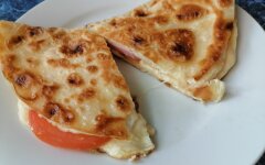 Омлет в лаваше с сыром, помидорами и колбасой