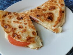 Омлет в лаваше с сыром, помидорами и колбасой