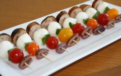 Канапе из куриной колбасы с моцареллой
