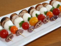 Канапе из куриной колбасы с моцареллой