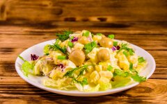 Картофельный салат с белыми грибами и красным луком