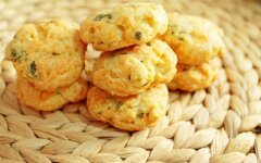 Сырное печенье с шалфеем в духовке