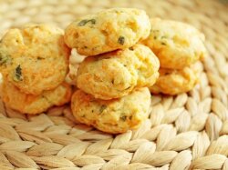 Сырное печенье с шалфеем в духовке