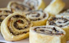 Закусочный рулет с грибами, сыром и помидорами