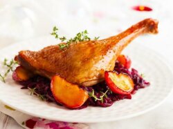 Утка с кисло-сладкими яблоками в мультиварке