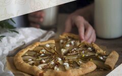 Галета с грушей и грецкими орешками