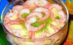 Слоеный «Цезарь» с креветками и крабовыми палочками