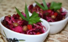 Винегрет со свежей капустой, картофелем и горошком