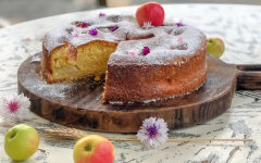 Шарлотка с яблоками на молоке с разрыхлителем