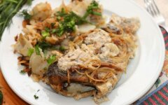 Судак с картошкой под сметаной в духовке