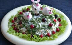 Салат «Свинки на поляне» с курицей, редисом и яблоками