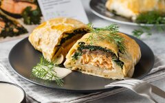 Лосось «Веллингтон» с шампиньонами