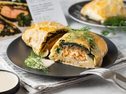 Лосось «Веллингтон» с шампиньонами