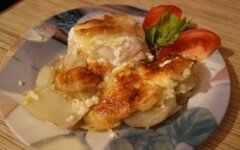 Куриные бедра с чесноком в картофельном кольце