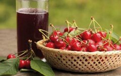 Компот из вишни и шелковицы с лимонной кислотой