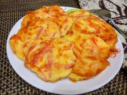 Оладьи с колбасой, сыром и помидорами на кефире