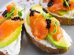 Бутерброды из красной рыбы и творожного сыра