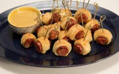 Канапе с полукопченой колбасой в медовом соусе
