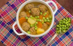 Суп из гороха и овощей с фрикадельками
