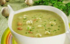 Кабачковый суп-пюре с сельдереем и луком-пореем