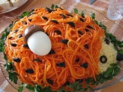 Оригинальный слоеный салат «Ежик»