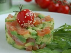 Салат с яблоком, авокадо, семгой, сыром и орешками