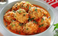 Ежики с лавровым листом в кастрюле