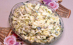 Салат из пекинской капусты с зеленым горошком