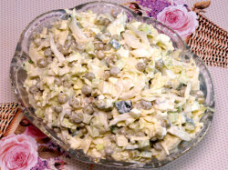 Салат из пекинской капусты с зеленым горошком