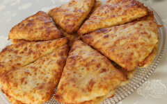 Сырные лепешки с зеленью на сметане